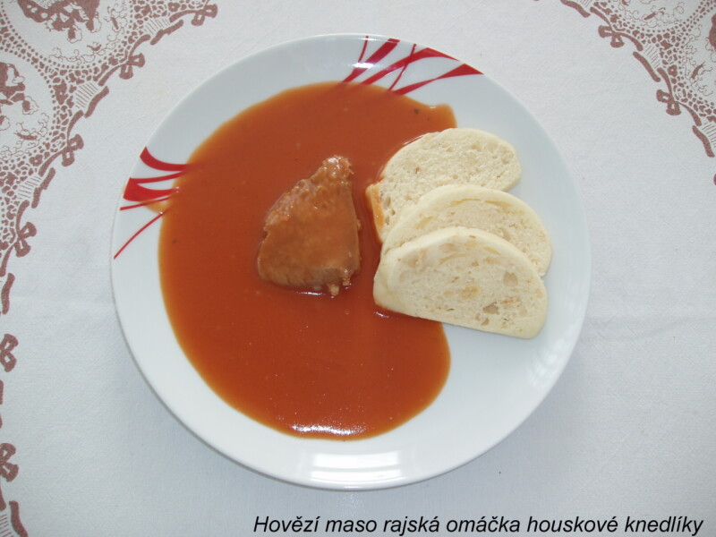 Hovězí maso rajská omáčka houskové knedlíky